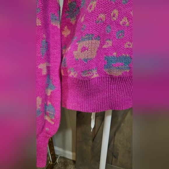 FATE Pink Puff Sleeve leopard sweater. Size medium NWT - Picture 8 of 13